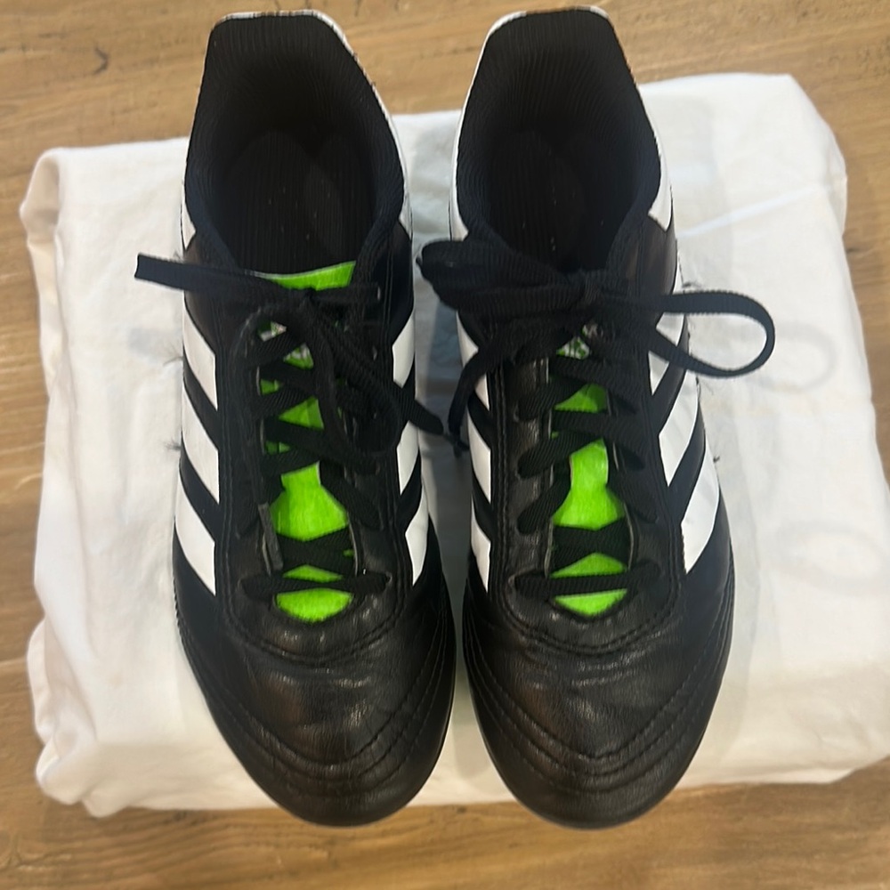 Adidas Unisex Soccer Cleats with Green Accents ⚽️